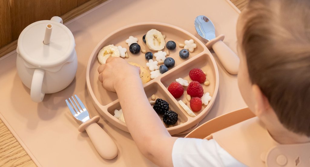 Introdução alimentar do bebé — primeiros alimentos e utensílios