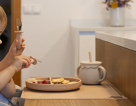 Introdução alimentar – bebé à mesa com prato e talheres