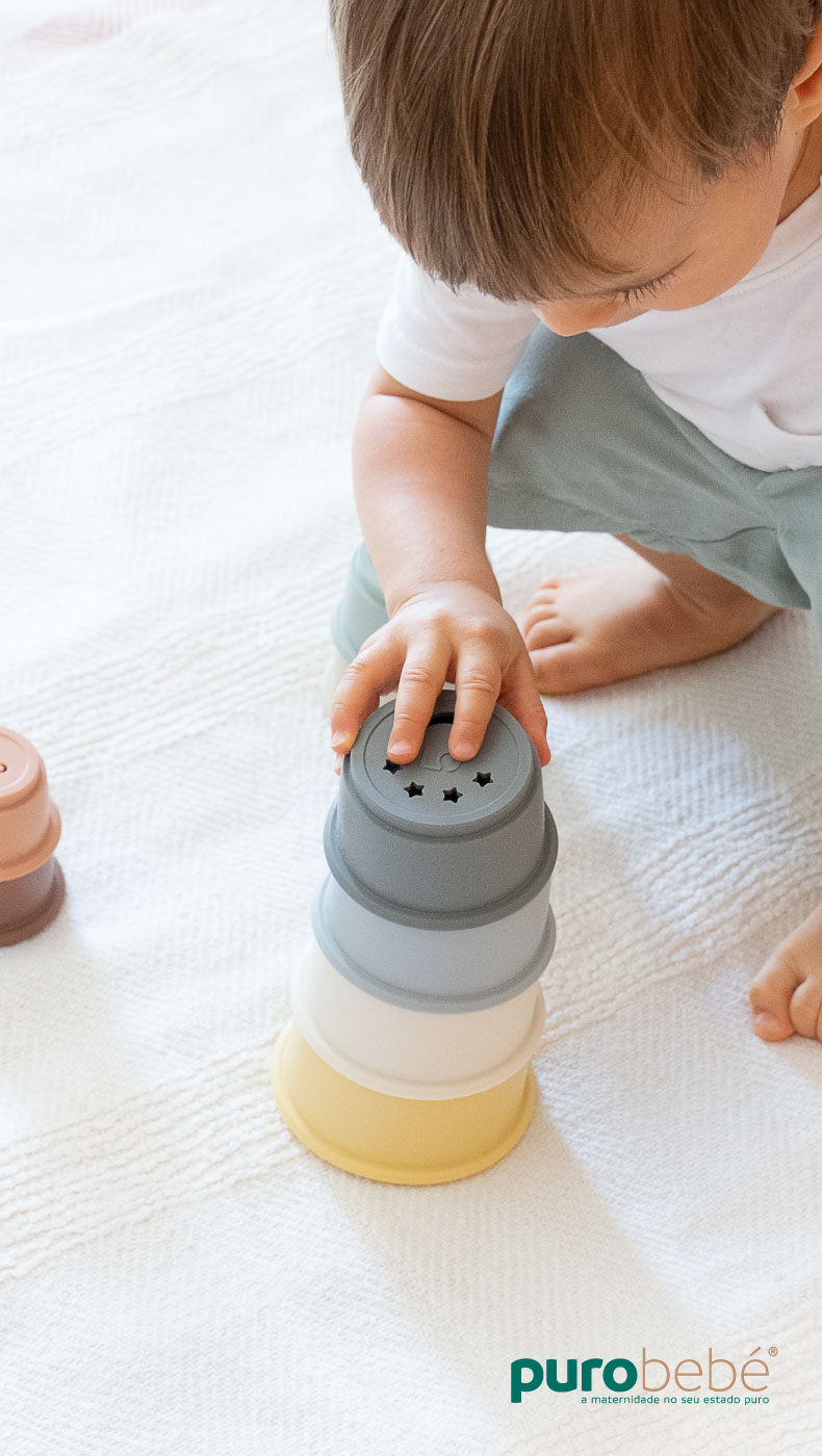 Bebé a brincar com copos de empilhar em silicone PuroBebé