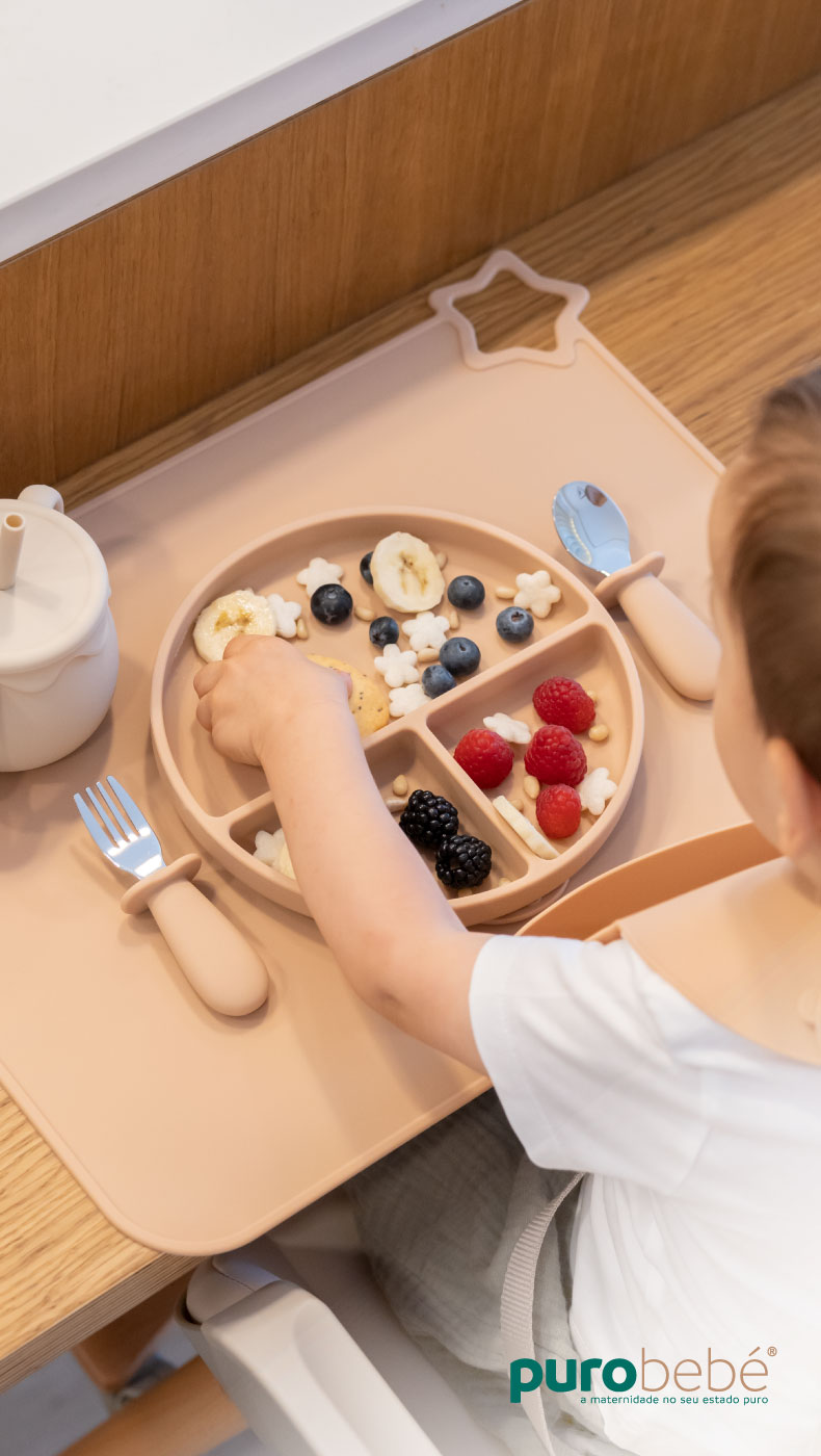 Bebé na refeição com conjunto de introdução alimentar PuroBebé