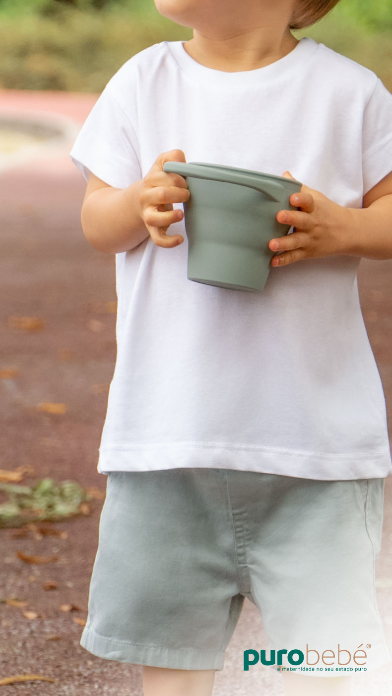 Bebé com copo snack em silicone anti-derrame PuroBebé